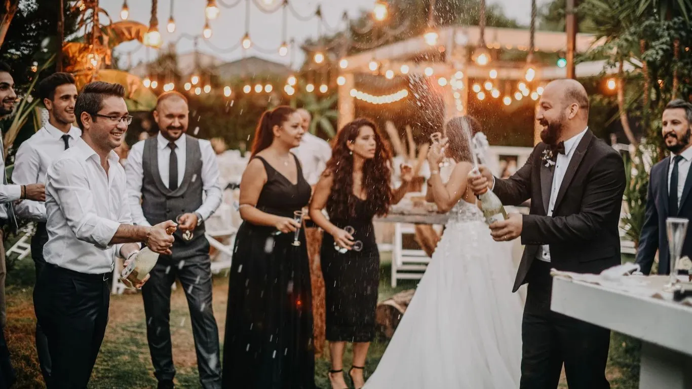 Novios e invitados celebrando en la recepción de una boda