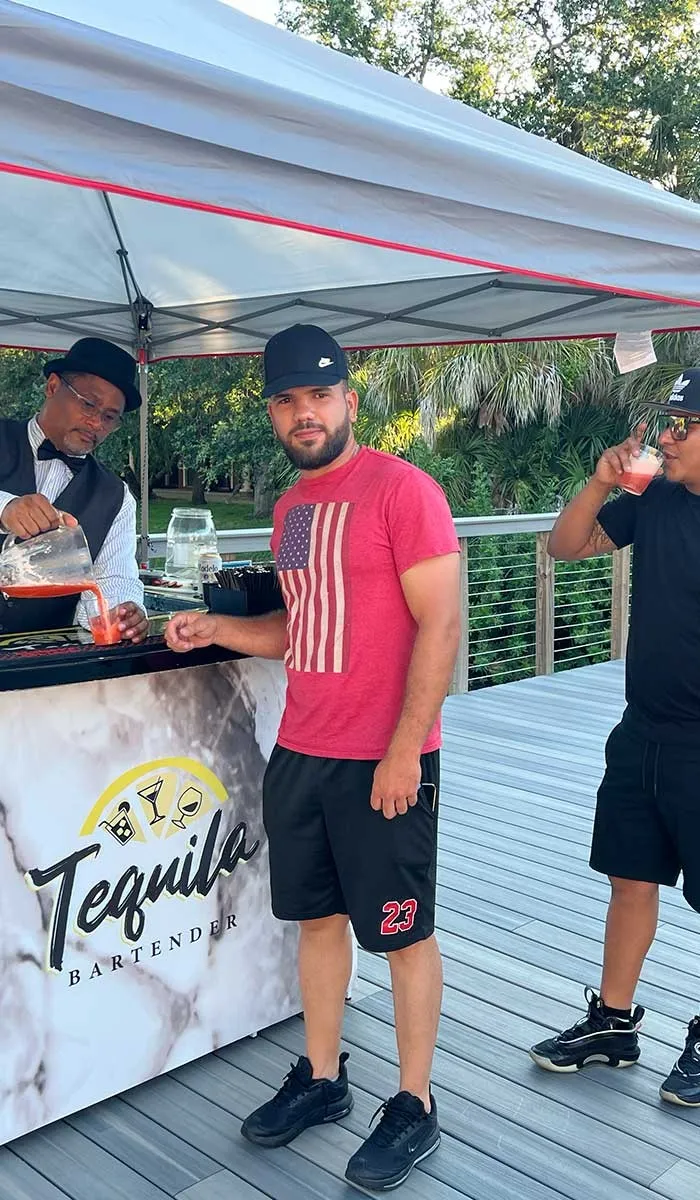 Invitados disfrutando de la barra en un evento junto al lago