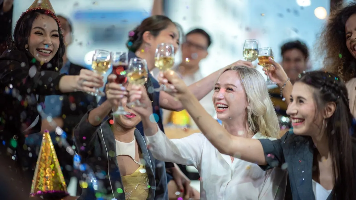 Compañeros de trabajo brindando en una celebración corporativa